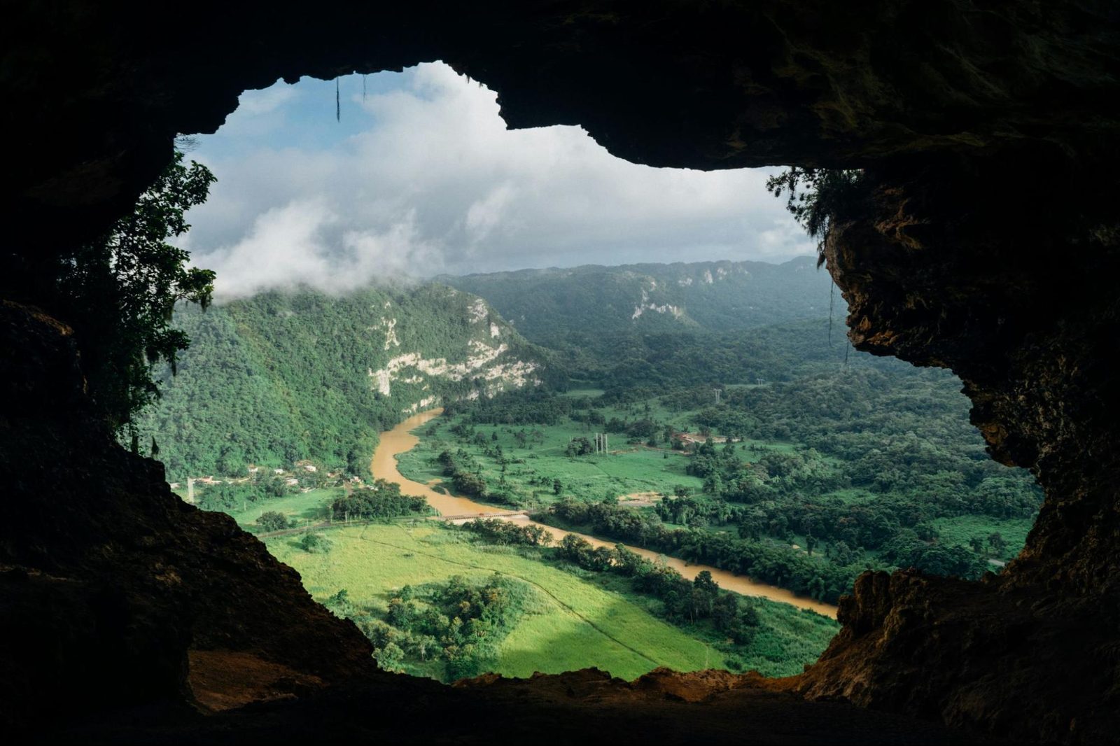 Cueva Ventana frames the Río Grande de Arecibo valley.